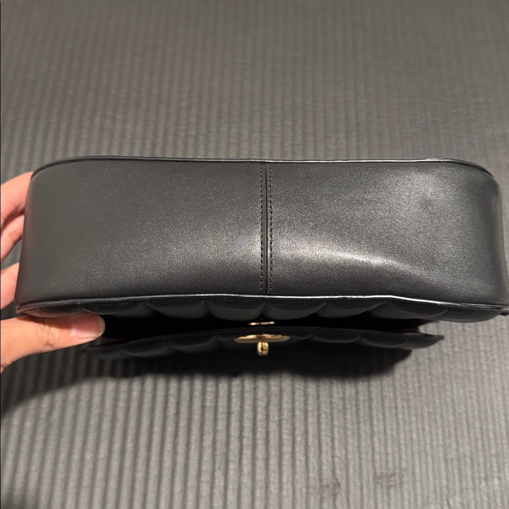 Elegant Black Quilted coach handbag - Picture 7 of 8